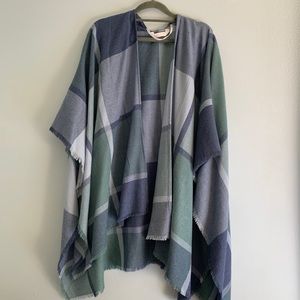 Lauren Conrad light weight one size poncho shawl